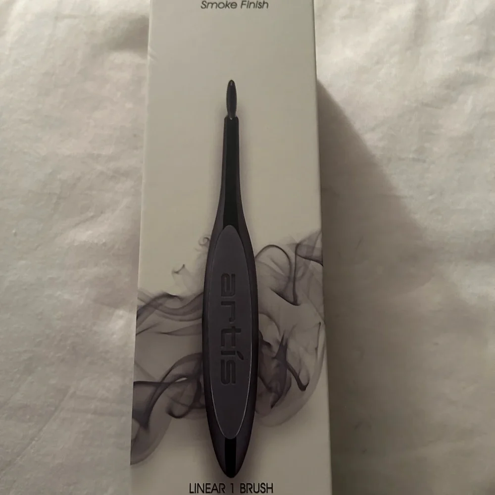 Contour makeup brush
